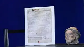 Fragment rzeźby głowy św. Jakuba Starszego i średniowieczny pergamin