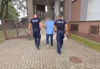 Uderzył autem człowieka i uciekł. Odpowie za usiłowanie zabójstwa 