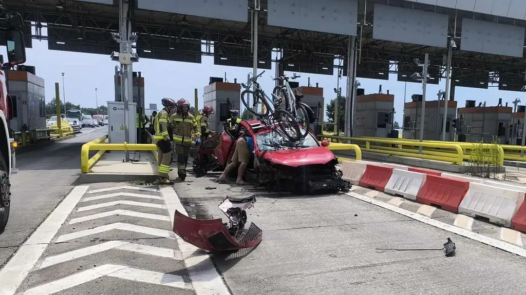 Samochód uderzył w bramkę poboru opłat na A4