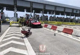 Samochód uderzył w bramkę na autostradzie