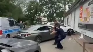 Zatrzymano dwie osoby, policjant ranny od rykoszetu