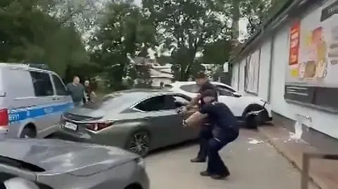 Zatrzymano dwie osoby, policjant ranny od rykoszetu