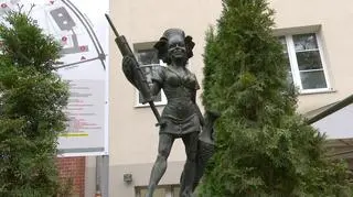 Pomnik bachantki Zdrowitki przed Szpitalem Uniwersyteckim w Zielonej Górze