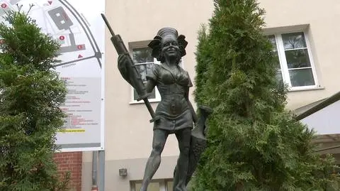 Pomnik bachantki Zdrowitki przed Szpitalem Uniwersyteckim w Zielonej Górze
