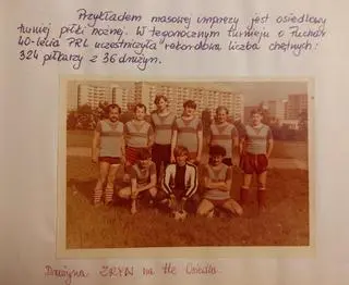 W turnieju piłkarskim nagrody zwycięzcom wręczał trener Lecha Wojciech Łazarek