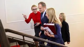 Donald Tusk w drodze na pierwsze posiedzenie nowego rządu, 19 grudnia 2023 roku