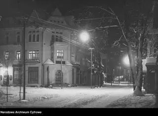 Krupówki, 1926 r. Na fotografii widać gmach z siedzibami m.in. banku, restauracji i sklepu z wędlinami