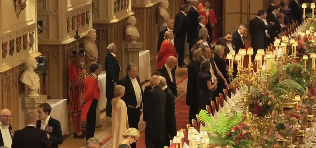 Trump witany z pełnym ceremoniałem. Oglądaj transmisję 