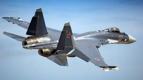 shutterstock_472423087 MOSKWA, ROSJA - OKOŁO SIERPNIA 2013 R.: Dwusilnikowy myśliwiec bombowy Su-35 Flanker rosyjskich sił powietrznych w locie, widok z lotu ptaka, szczegół zewnętrzny