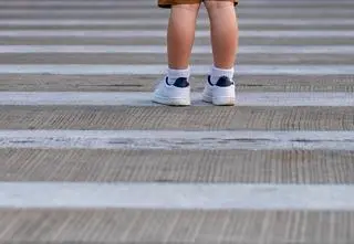 Z małym dzieckiem szła środkiem ulicy, była pijana