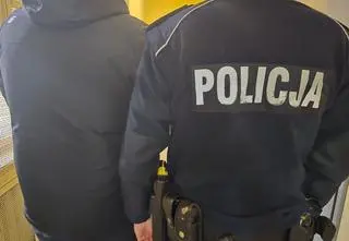 Pijany 55-latek wbiegł do komendy i zaatakował policjanta