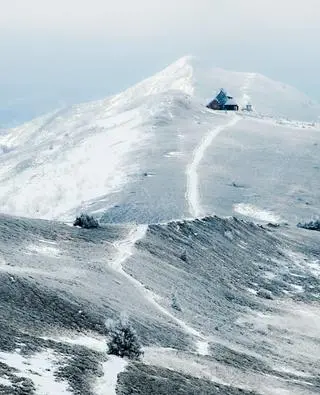 Odnowiona Chatka Puchatka na szczycie Połoniny Wetlińskiej 