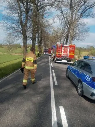 Samochód wypadł z drogi i dachował