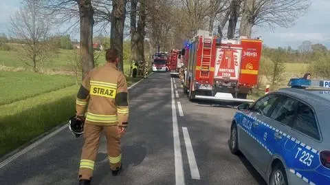Samochód wypadł z drogi i dachował