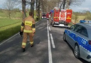 Auto wypadło z drogi i dachowało. Wśród poszkodowanych dzieci