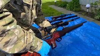 Mundurowi znaleźli też m.in. pistolet maszynowy i dwa sztucery