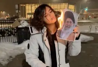 Co wiadomo o słynnej kobiecie z papierosem