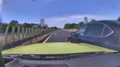 Potem wyprzedził pojazd i uderzył w niego
