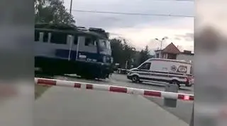 Kiedy przejeżdżał pociąg, karetka stała wzdłuż torów