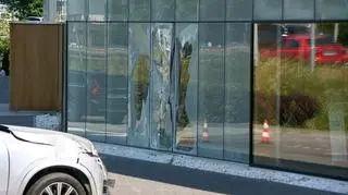 Auto rozbiło również trzy witryny