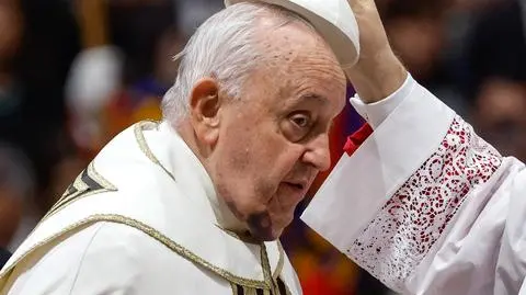 Siniak pod brodą Franciszka. Watykan tłumaczy