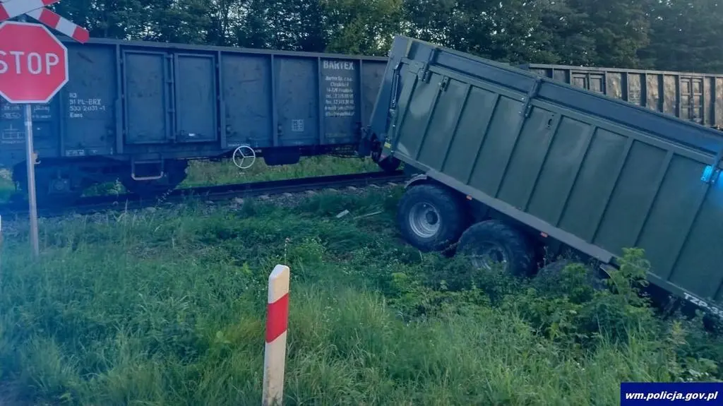 Naczepa wylądowała w rowie 