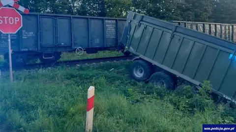 Naczepa wylądowała w rowie 
