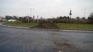 Autokar przejechał przez rondo