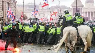 Uczestnicy marszu "Zjednocz Królestwo" zaatakowali funkcjonariuszy policji