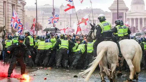 Uczestnicy marszu "Zjednocz Królestwo" zaatakowali funkcjonariuszy policji