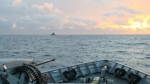 Rosyjski okręt wojenny RFN Stojkij i tankowiec Jelnia widziane z pokładu HMS Severn 