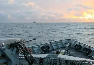 Rosyjska korweta rakietowa u wybrzeży Anglii. Reakcja królewskiej marynarki