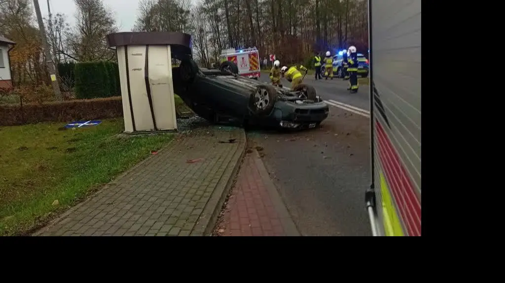 Kierowca wjechał w przystanek autobusowy