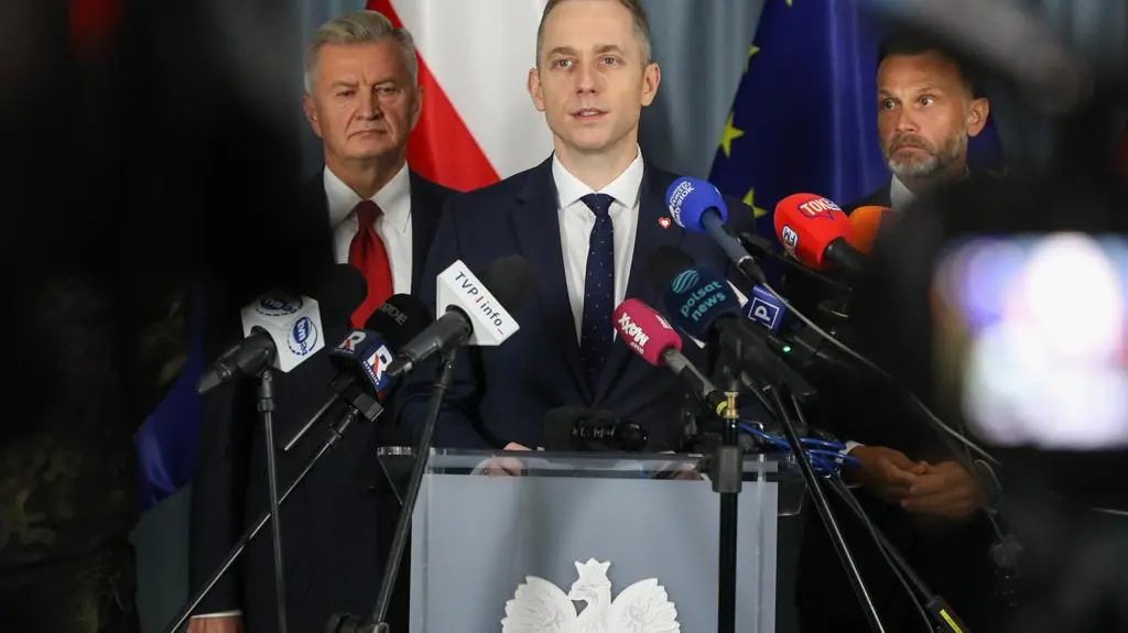 Wiceszefowie MON Cezary Tomczyk i Stanisław Wziątek oraz wojewoda podlaski Jacek Brzozowski 