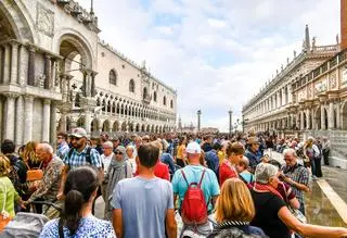 Tłumy na Piazza San Marco w Wenecji