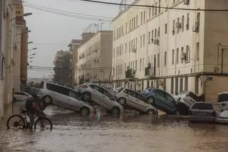 Uszkodzone samochody po powodzi w Walencji