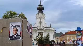 Plakat Karola Nawrockiego na Rynku w Wadowicach. Na innej ściance znajdują się plakaty Rafała Trzaskowskiego, Grzegorza Brauna i Adriana Zandberga