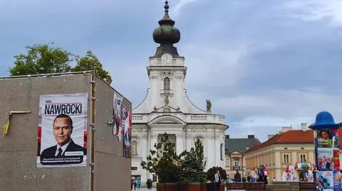 Plakat Karola Nawrockiego na Rynku w Wadowicach. Na innej ściance znajdują się plakaty Rafała Trzaskowskiego, Grzegorza Brauna i Adriana Zandberga