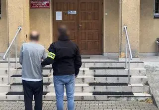 Miał prześladować lekarkę, na spotkanie poszedł z trzema nożami