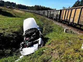 Wydostali kobietę z auta, rozpoczęli resuscytację