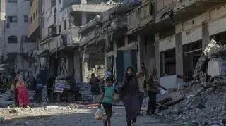 Palestyńczycy oglądają zniszczenia po izraelskim ataku w mieście Gaza