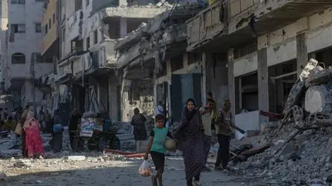 Palestyńczycy oglądają zniszczenia po izraelskim ataku w mieście Gaza