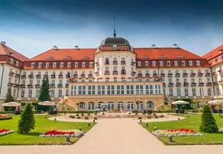 Onet: Nawrocki zajmował się sprowadzaniem prostytutek dla gości
