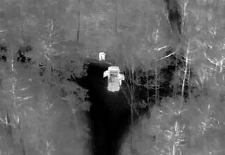 Senior zgubił się w lesie. Znalazł go dron z kamerą termowizyjną