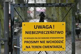 Zamknięty wskutek porywistego wiatru Cmentarz Garnizonowy w Gdańsku