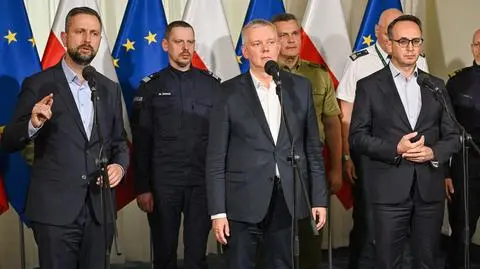 Władysław Kosiniak-Kamysz, Tomasz Siemoniak i Dariusz Klimczak na briefingu w siedzibie MSWiA 