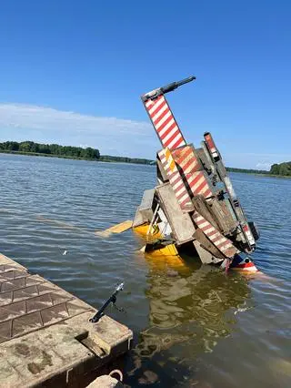 Dźwig przewrócił się i wpadł do wody 