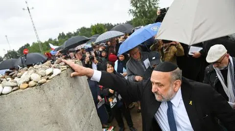 Naczelny rabin Polski Michael Schudrich podczas uroczystości przy pomniku upamiętniającym Żydów zamordowanych 10 lipca 1941 w Jedwabnem w 84. rocznicę zbrodni