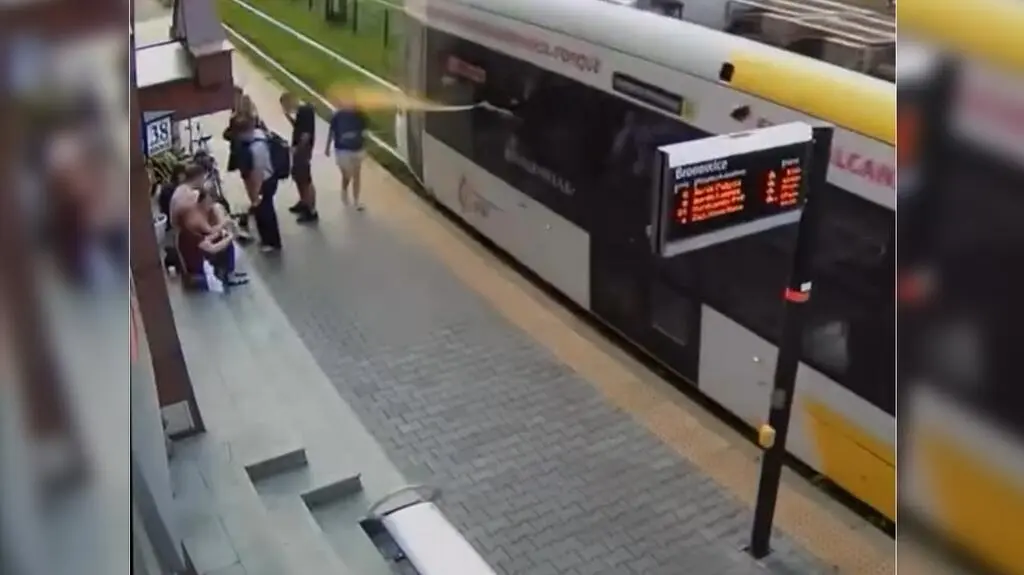 Z tramwaju ktoś rozpylił gaz na ludzi