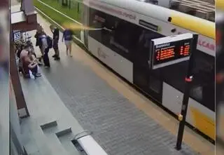 Z okna tramwaju rozpylił gaz pieprzowy. Jest apel policji
